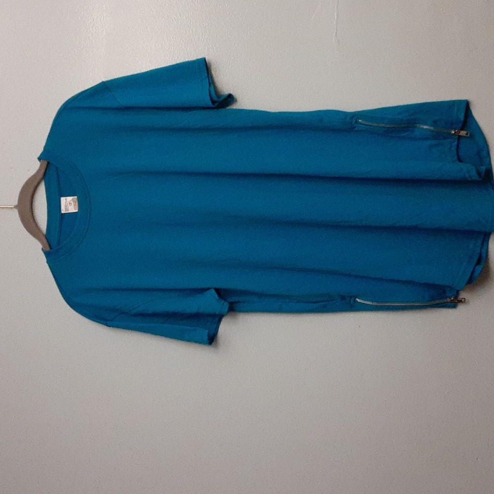 Bleecker&Mercer large long fit t-shirt in blue.